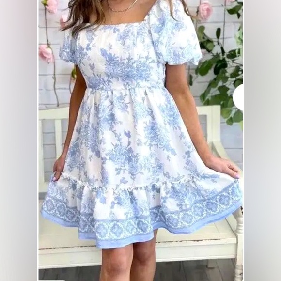 Blu Pepper Dresses & Skirts - Blu Pepper Blue and White Floral Mini Dress EUC Sz L